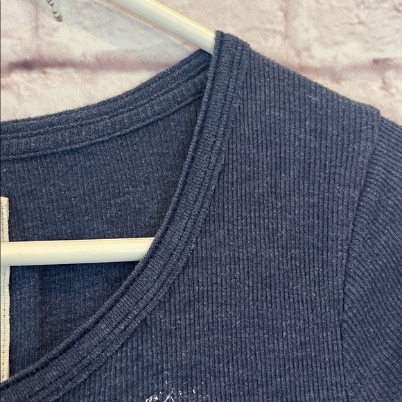 Hollister Women's Dark Blue Short Sleeve Tee - Picture 8 of 9